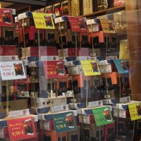 Une vitrine d'un magasin de chocolat propose des assortiments de 6 boites pour 9,90€