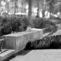 Photo montrant un sans-abri dans la rue