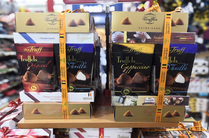 Deux lots de 6 boites contiennent chacun deux paquets de truffes qui ne sont pas belges. Ils sont pourtant ficelés avec un ruban affichant un drapeau belge.