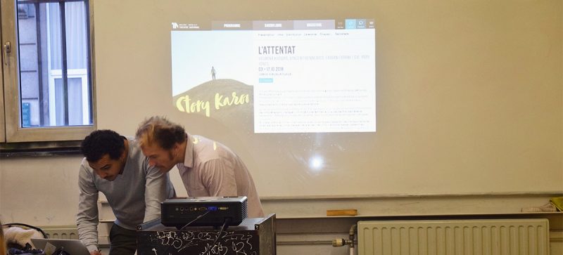 Une photo présentant les animateurs diffusant les productions en classe