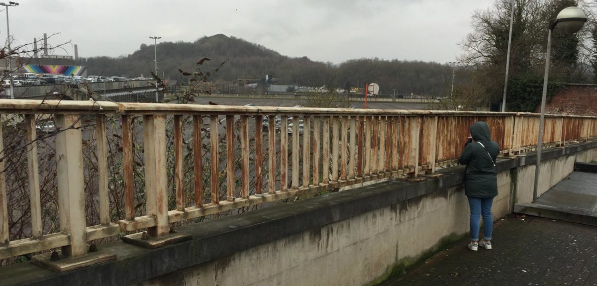 Jeune reporter photographiant un terril à Charleroi