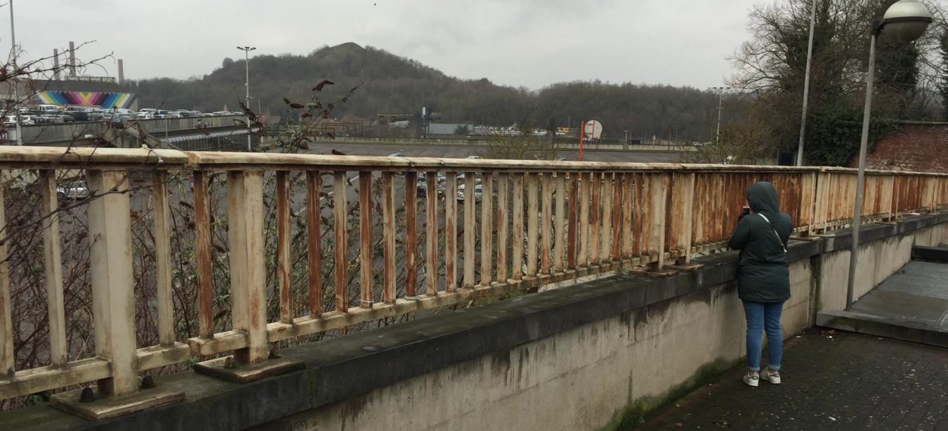 Jeune reporter photographiant un terril à Charleroi