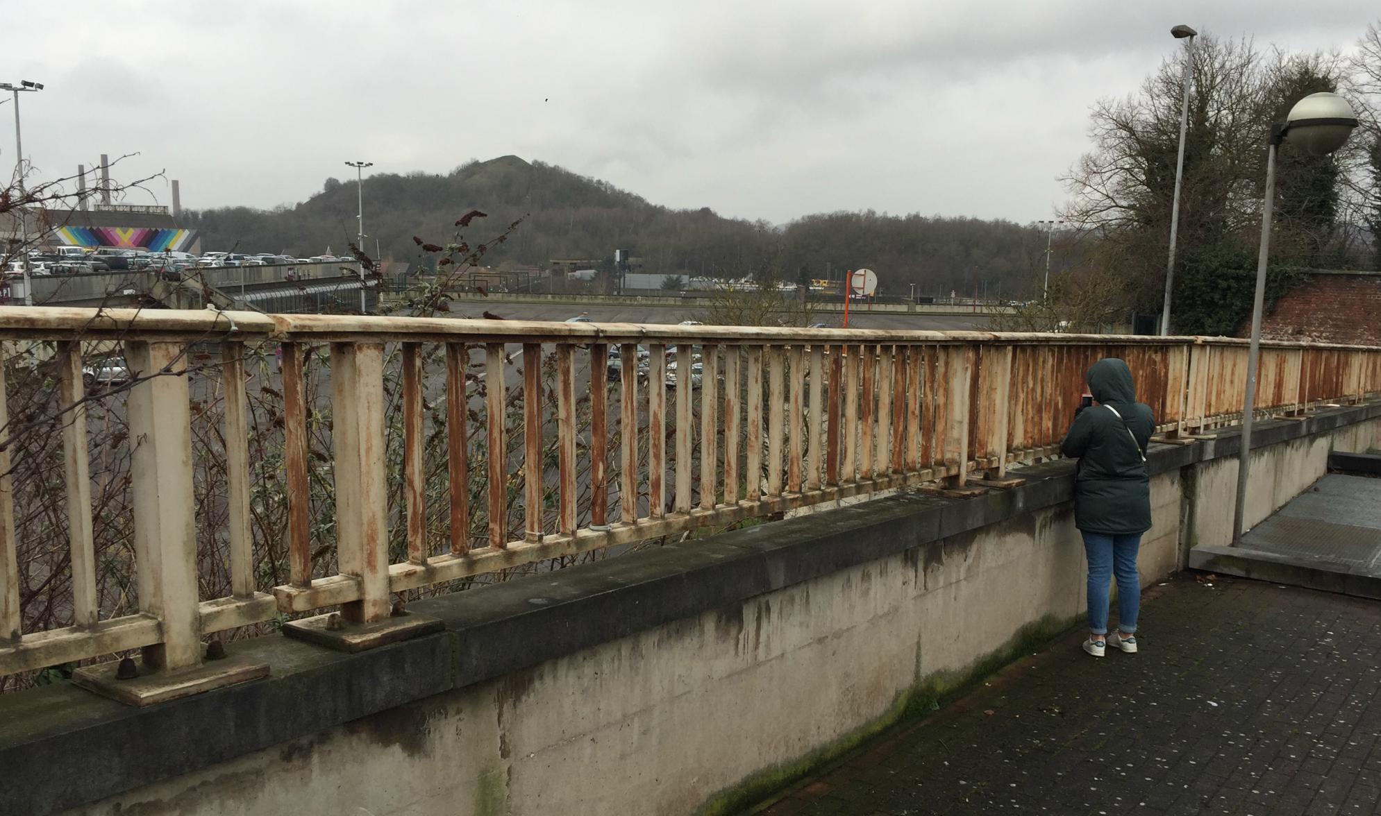 Jeune reporter photographiant un terril à Charleroi