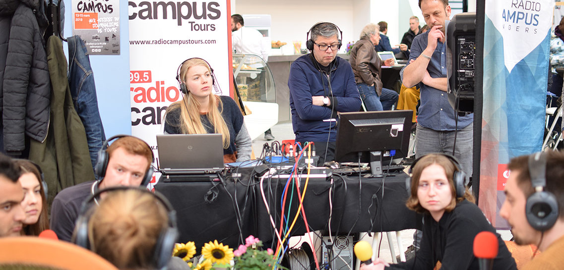 Invités par Radio Campus, une radio étudiante nationale mais avec des décrochages régionaux, l'équipe du Bruxelles Bondy Blog a animé une émission sur les nouvelles formes médiatiques : médias alternatifs, nouveaux formats (MOJO), nouveaux modèles économiques, etc Une émission tendant à montrer que les médias ne sont certainement pas tous les mêmes.