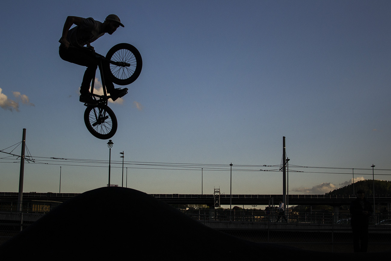 Rodrigue Timellini saute avec son BMX au bord du fleuve de la Sambre, fleuve de Charleroi 