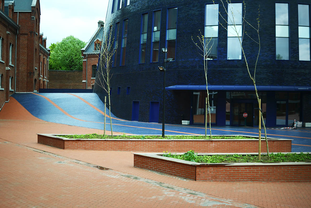 esplanade de l'hotel de police propice au skate