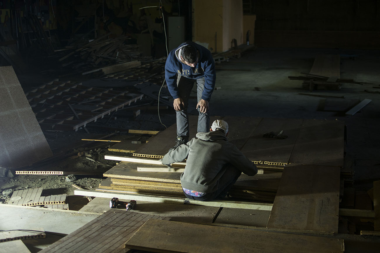 Rodrigue et Ausilio, un autre skater, construient un module pour le skatepark