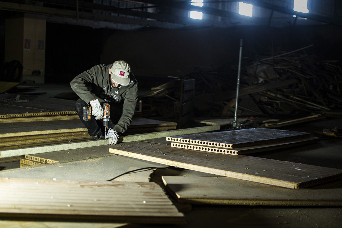 Rodrigue travaillant au skatepark en construction