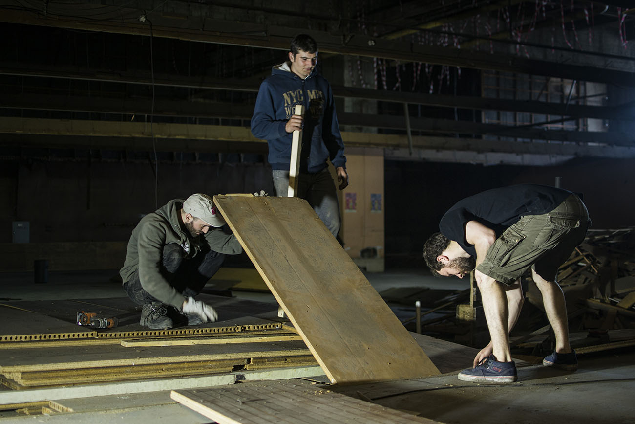 Rodrigue, Quentin et Ausilio, trois skaters, au skatepark en construction
