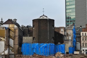 vue frontale de l'arrière de l'église, dont une partie est recouverte par une bâche