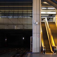 Dans la station, un tunnel borde un escalator.