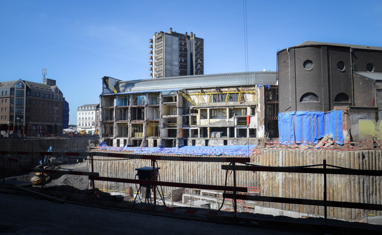 Les magasins du Passage de la Bourse vus du chantier. 