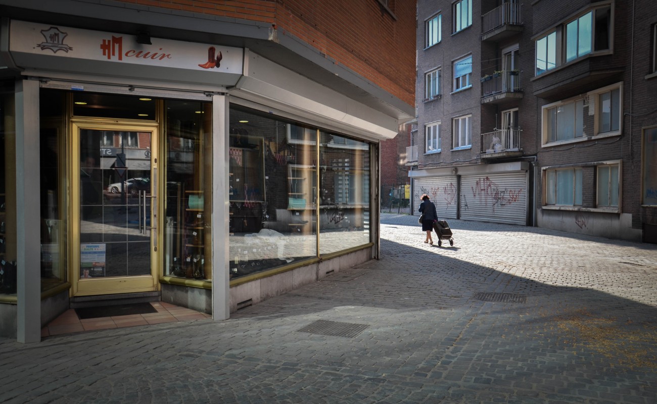 Magasin de chaussures près de la rue de Marchienne et sa rue presque déserte.