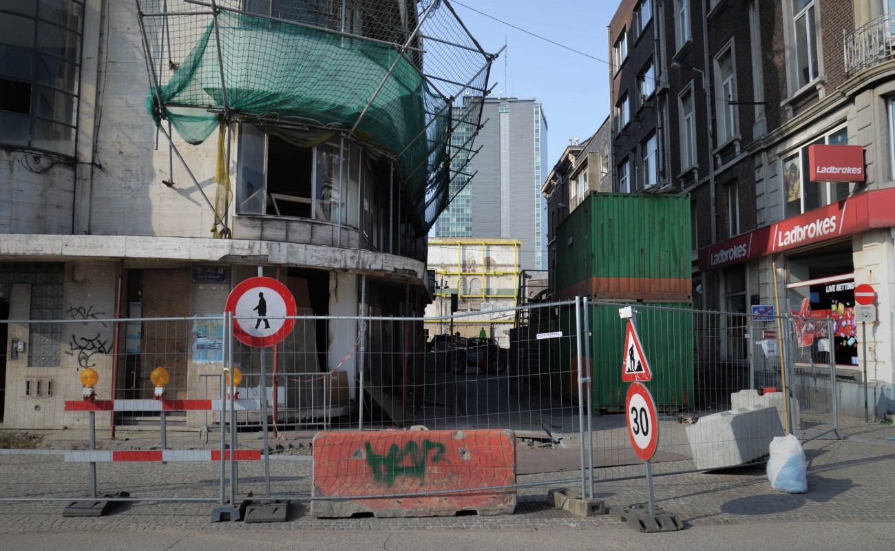 Rue commerçante fermée suite aux travaux, vue du Quai de Brabant, près du canal de la Sambre.