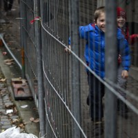 Enfants courant dans Charleroi