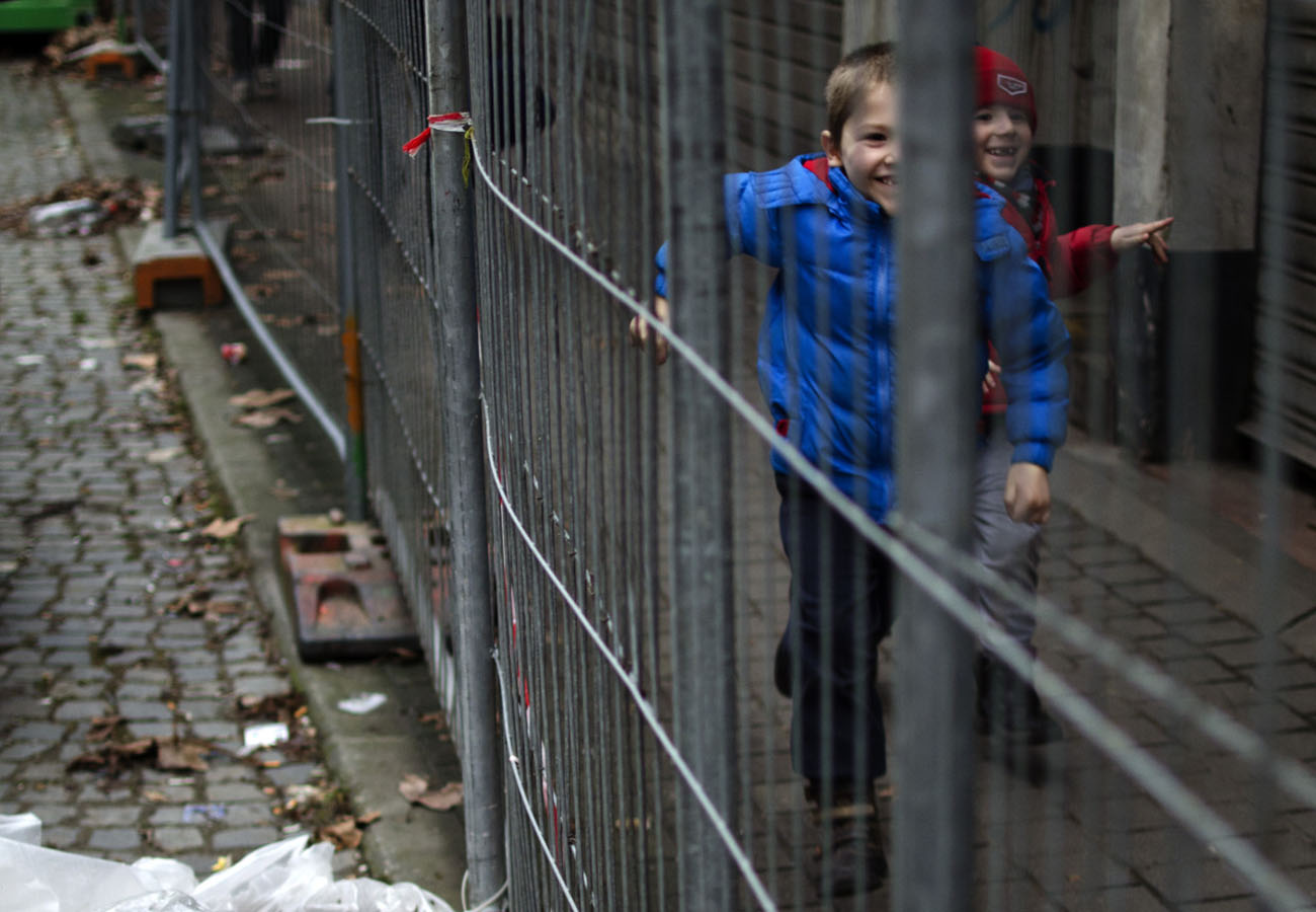 Enfants courant dans Charleroi