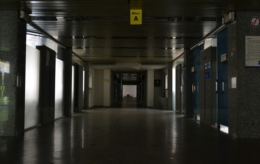 Hall d’entrée vide de l’ancien hôpital civil de Charleroi.