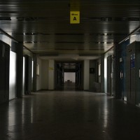 Hall d’entrée vide de l’ancien hôpital civil de Charleroi.