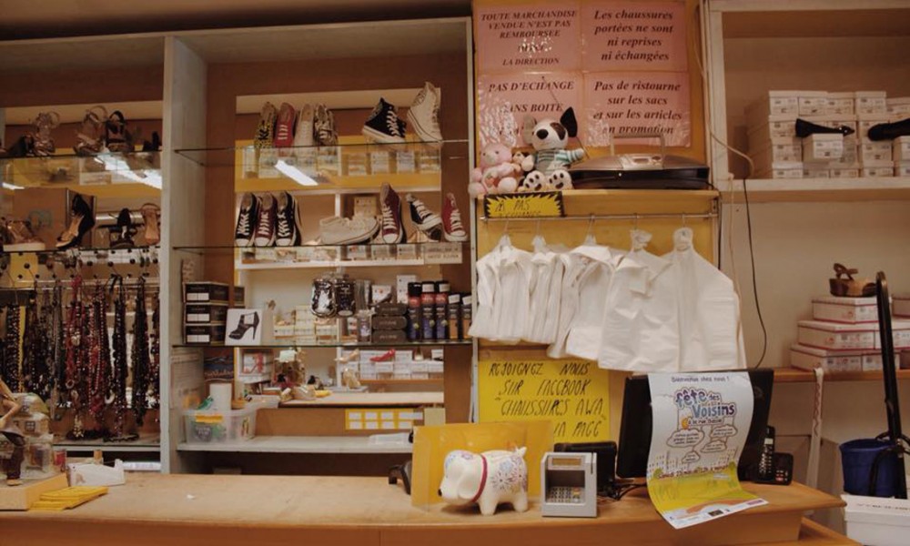 Comptoir d'une marchande de chaussures à Charleroi.