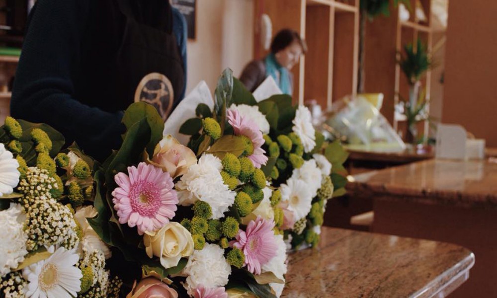 Une fleuriste en plein travail à Charleroi.