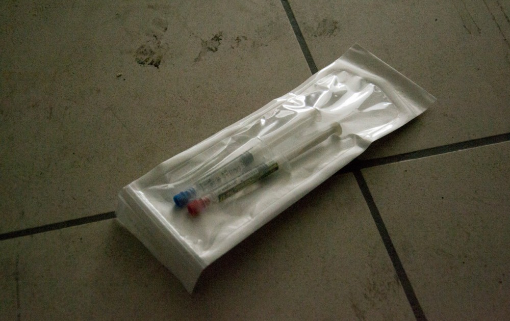 Sachet stérile contenant deux seringues non-utilisées.