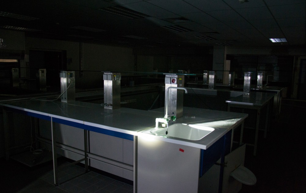 Ancien laboratoire de l’hôpital complètement vide éclairé par un rayon de lumière.