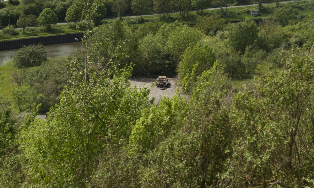 Voiture brûlée en pleine nature