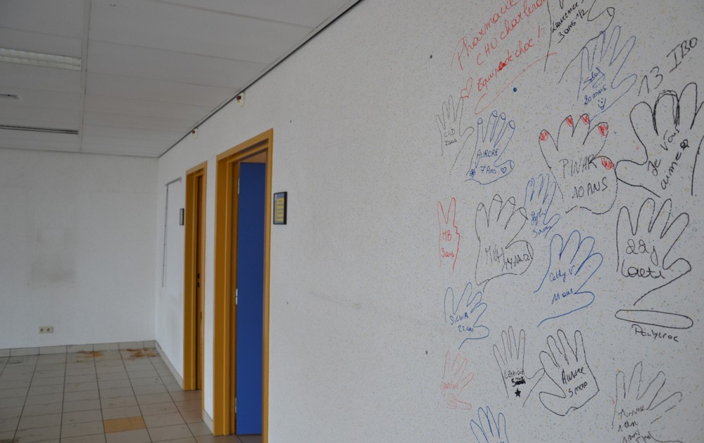 Mains d’enfants dessinés sur un mur.