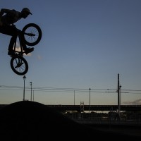 Rodrigue saute avec son BMX au bord du fleuve de Charleroi