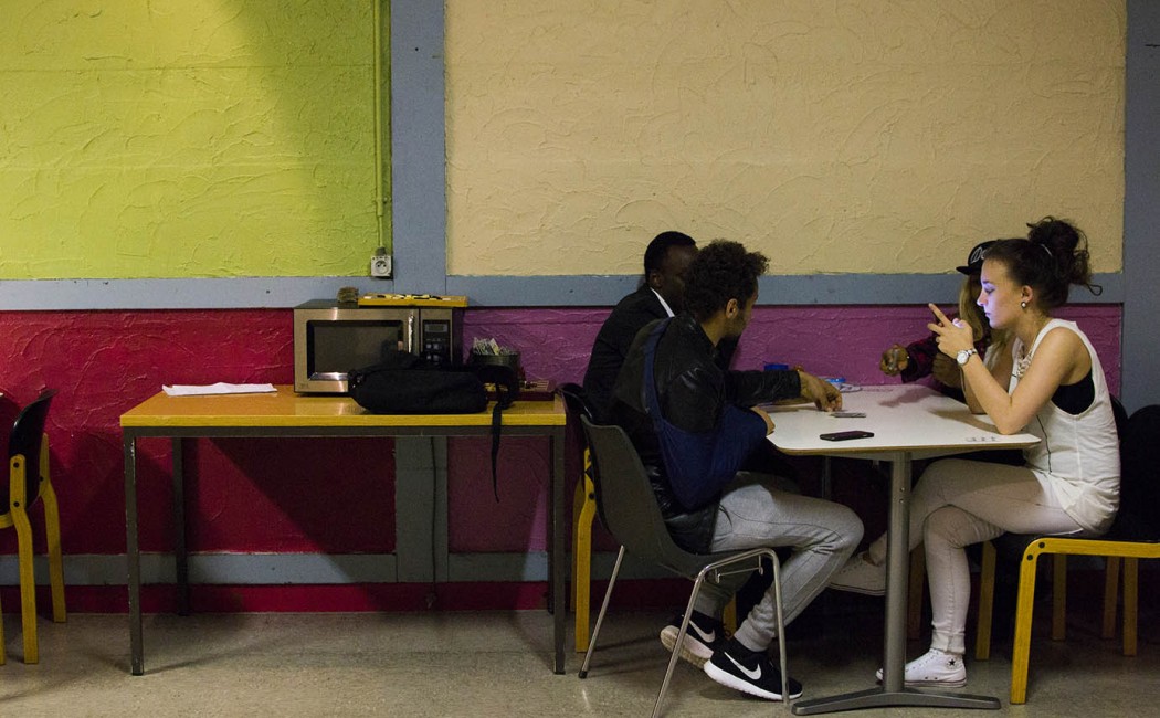 Les jeunes discutent à la buvette