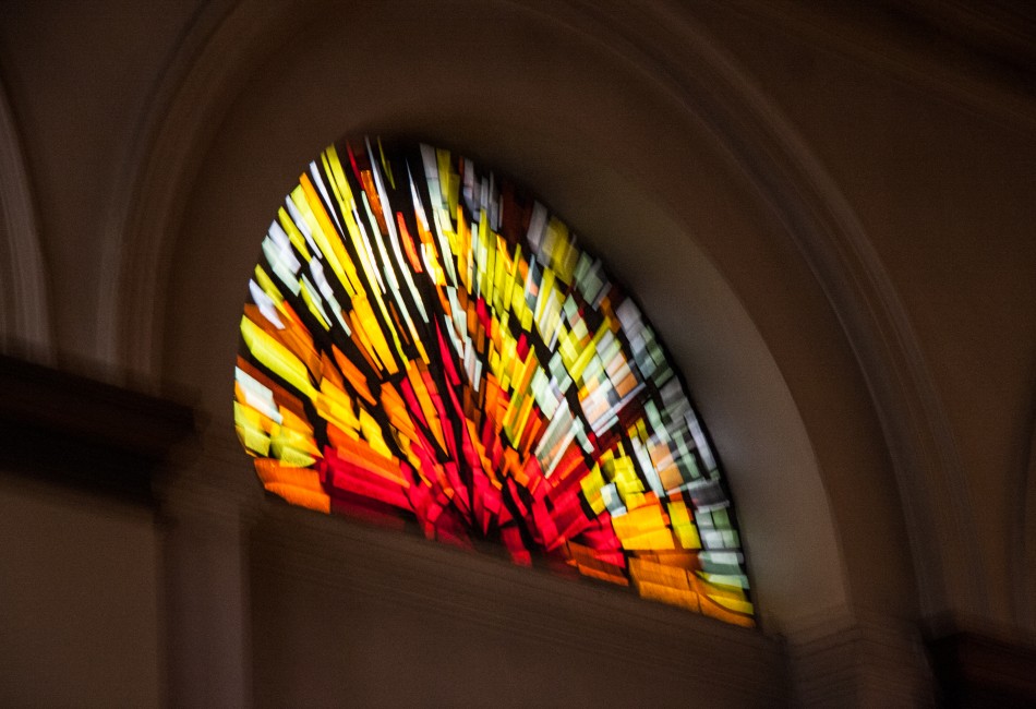 Lumière à travers les vitraux de l'église