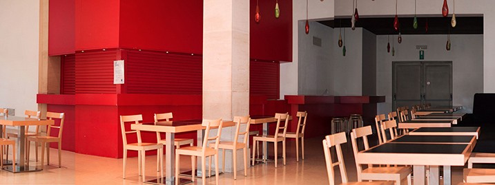 Autre angle de vue de la rotonde. Cette partie est un coin bar avec des tables et des chaises où les visiteurs et spectateurs peuvent venir prendre un verre.