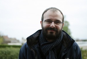 Portrait en gros plan de Julien Annart, éducateur