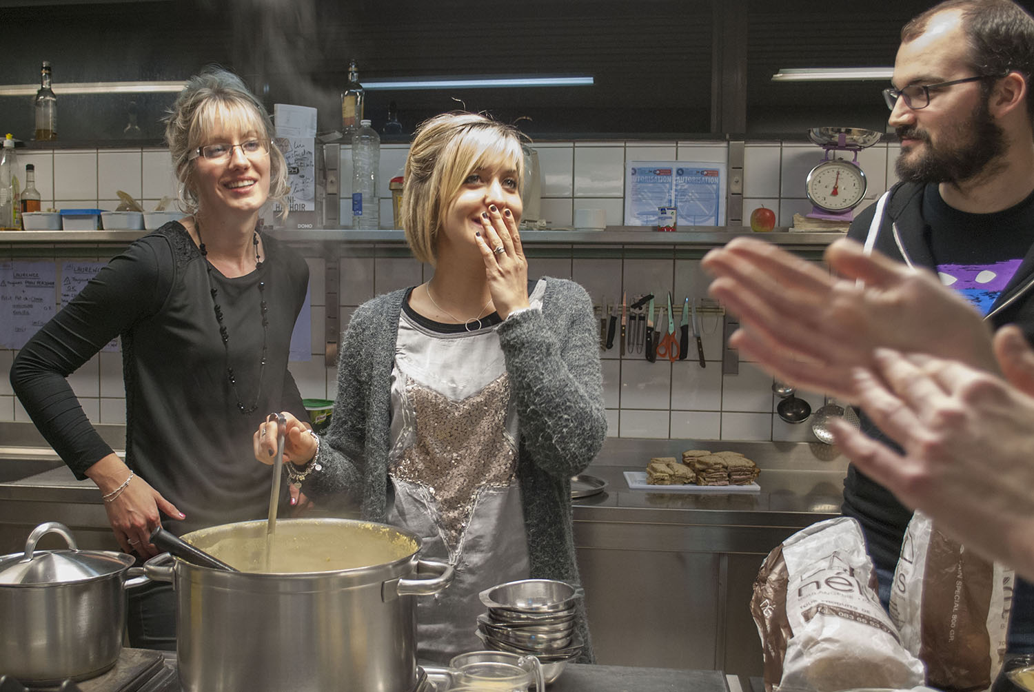 Préparation du souper dans la cuisine du Chantoir