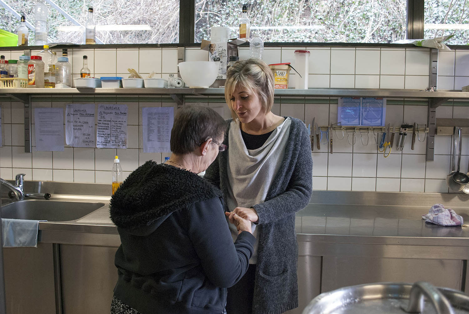 Marie, éducatrice spécialisée, et une résidente dans la cuisine du Chantoir