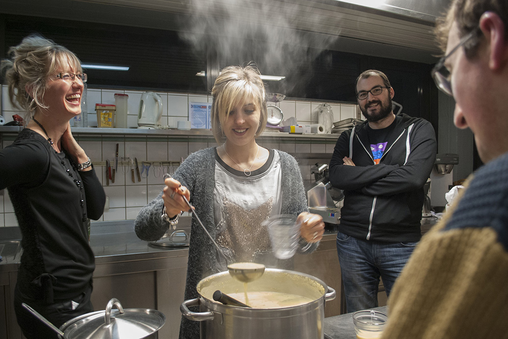 Préparation du souper au Chantoir par Marie, éducatrice spécialisée