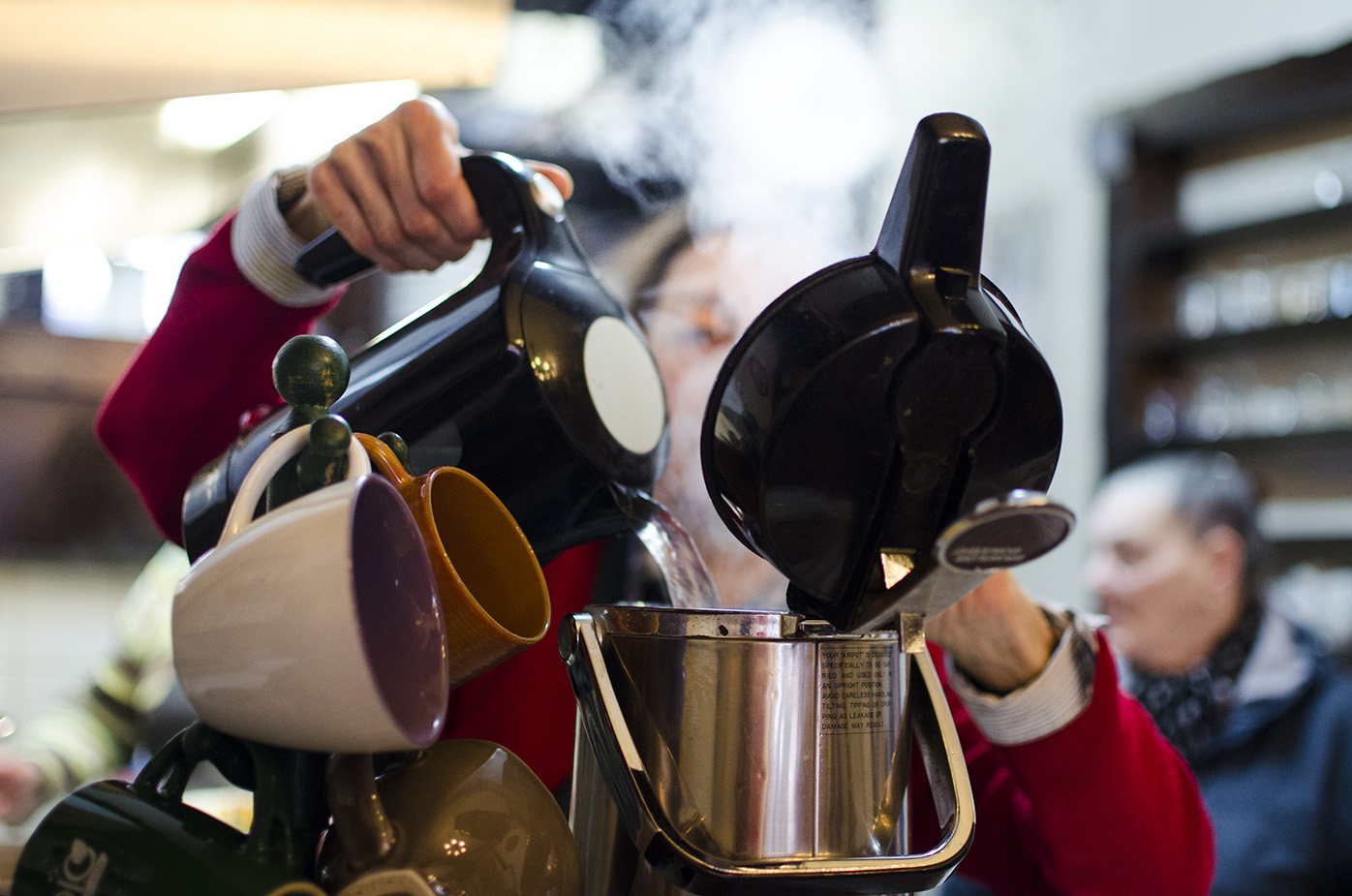 De l'eau est rajoutée dans la cafetière.