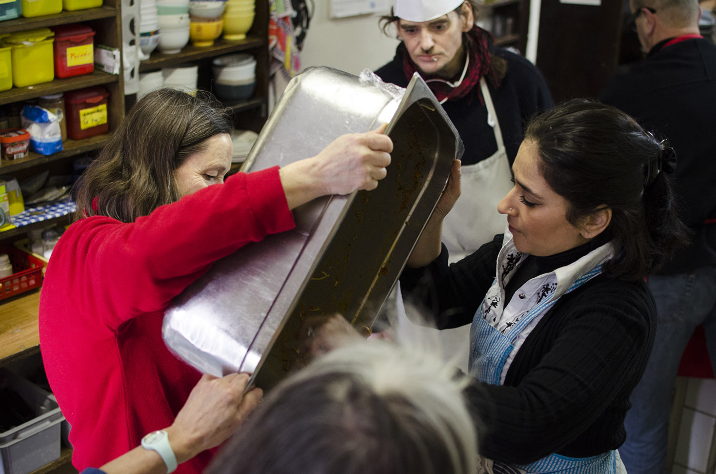 Les salariés de Nativitas font la vaisselle.