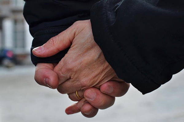 photos de deux personnes se tenant la main