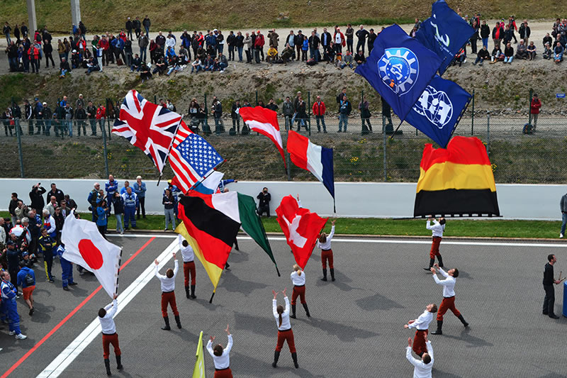 danseurs de drapeau lors de la cérémonie d'ouverture