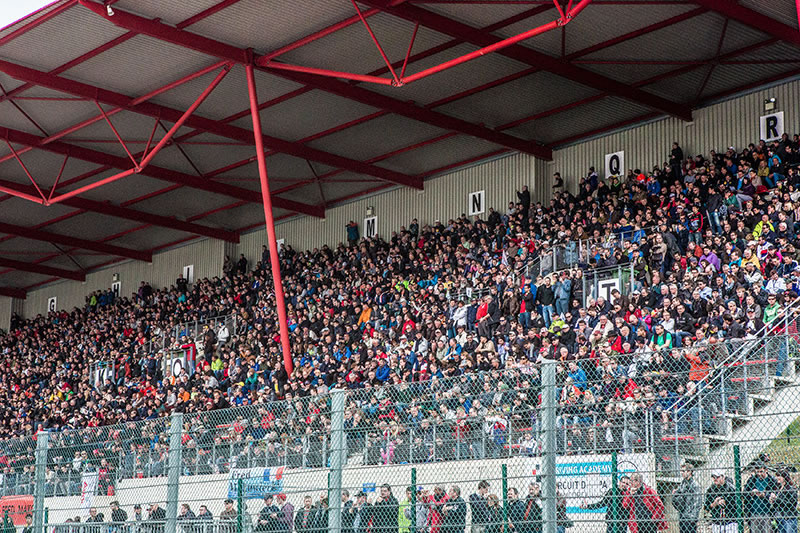 spectateurs dans les gradins